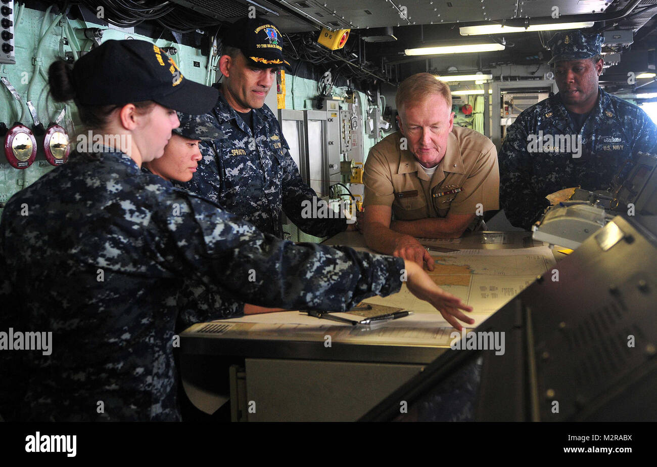 111022-N-CT 127-170: AUGUSTA BUCHT, Sizilien (1. 22, 2011) - Adm. James Foggo, stellvertretender Kommandant, USA 6 Flotte, (Mitte rechts) Bewertungen navigation Charts auf der Brücke an Bord der San Antonio-Klasse amphibious Transport dock USS Mesa Verde LPD (19). Foggo besucht das Schiff die Crew für ihre Arbeit danken, die sie während des Betriebs Unified Protector, der NATO-geführten Operation die Durchsetzung der Resolutionen des Sicherheitsrates der Vereinten Nationen 1970 und 1973, um libysche Zivilisten zu schützen. Mesa Verde ist ein Teil der Bataan amphibischen bereit, die die Kearsarge Amphibious Ready Gruppe am 27. April 2011 erleichtert, Stockfoto