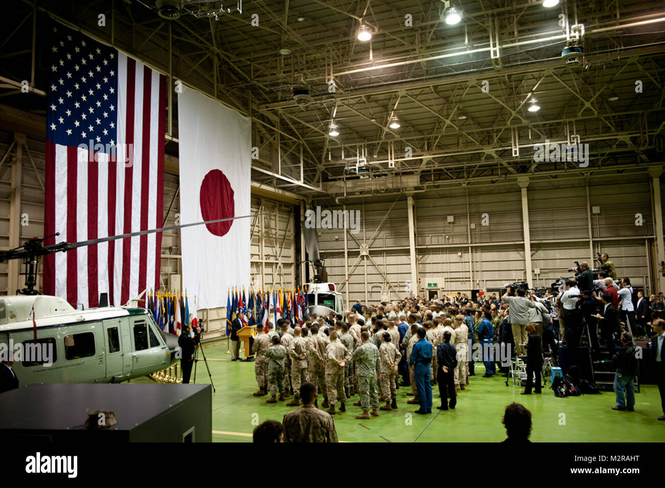 YOKOTA AIR BASE, Japan - Verteidigungsminister Leon Panetta spricht zu einer Gruppe von US-amerikanischen und japanischen Service Mitglieder bei Yokota Air Base, Japan, Okt. 24, 2011. Der Service Mitglieder waren transportiert in Über von Tokio so jeden Service Niederlassung war bei der Veranstaltung vertreten. (U.S. Air Force Foto/Staff Sgt. Samuel Morse) 111024-F-NW 635-319 von # FIRMA PACOM Stockfoto