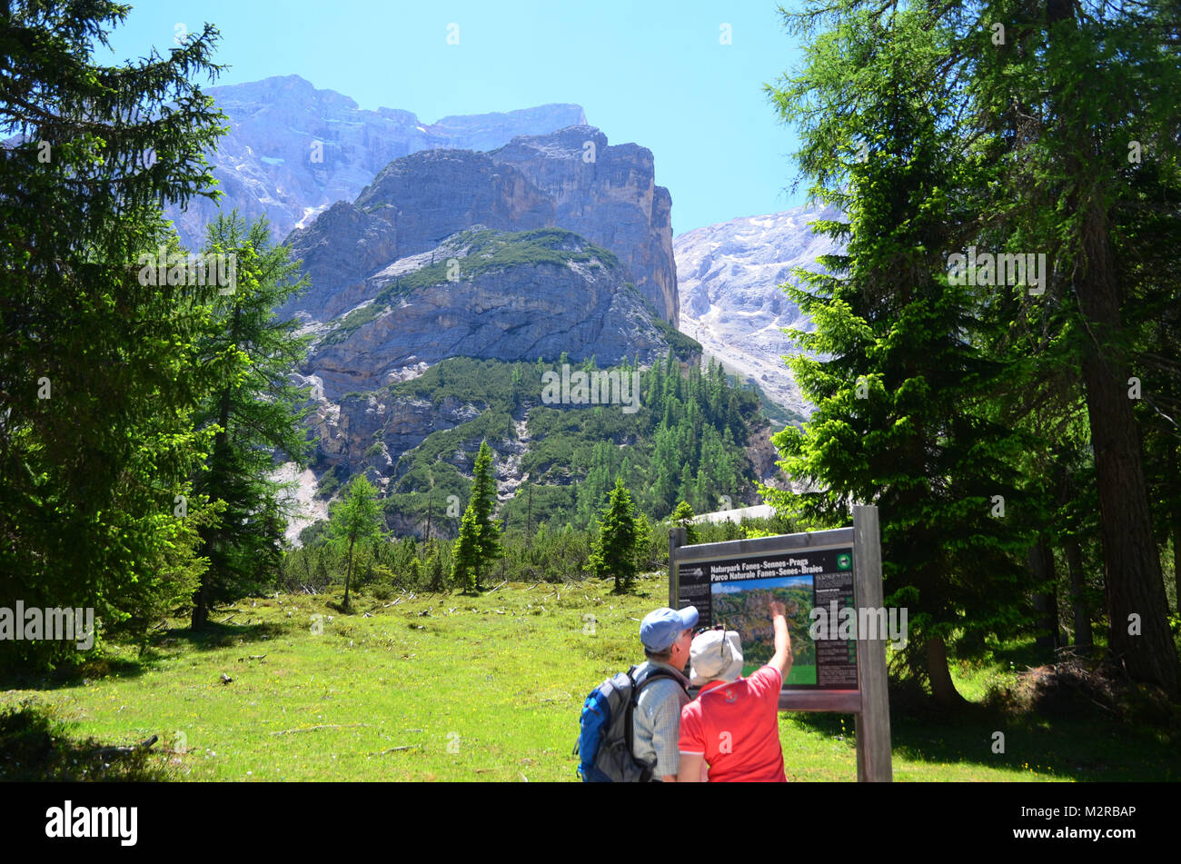 Wanderer auf der Pragser Wildsee/See in der Nähe Prags Seekofel, Pustertal, Dolomiten, Südtirol, Trentino, Italien Stockfoto