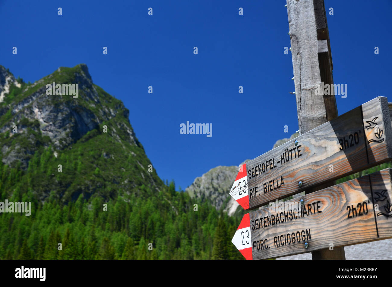 Wegweiser auf der Pragser Wildsee/Lake Prags, Pustertal, Dolomiten, Südtirol, Trentino, Italien Stockfoto