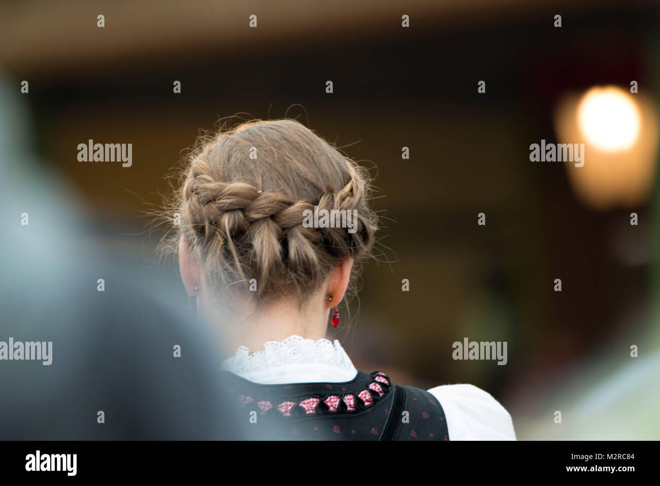 Junge Frau mit Dirndl und geflochten, Frisur, Blick nach hinten, Detail Stockfoto