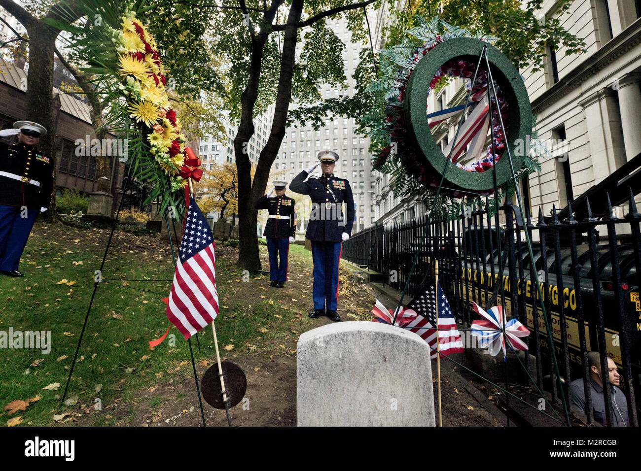 NEW YORK - Oberstleutnant Richard J. Bordonaro, Ausbilder Prüfer, 6. die Kommunikation Bataillon, Marine Reserve, und Sgt. Maj. George S. Sanchez begrüßt die Grabstätte des dritten Kommandanten des United States Marine Corps, Franklin Wharton, Nov. 10. Die Marines des 6. Communications Bataillon hat heute einen Kranz auf seinem Grabstein mit Blick auf die belebten Straßen von New York. Wharton diente von 1798 bis 1818. Er war der erste Kommandant der Kommandant Haus, Marine Kaserne, Washington zu besetzen. Er wurde in Philadelphia geboren und liegt nun bei Trinity Kirche ein paar Blocks von der Wall Street i Stockfoto