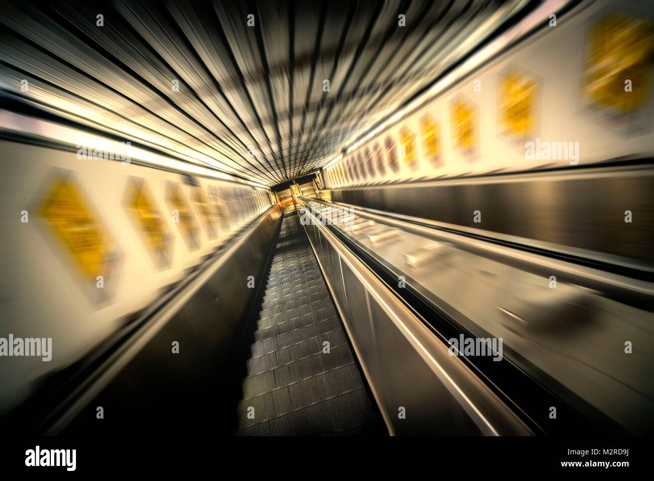 Rolltreppen in die U-Bahn Tunnel, Blur, Fluchtpunktperspektive Stockfoto