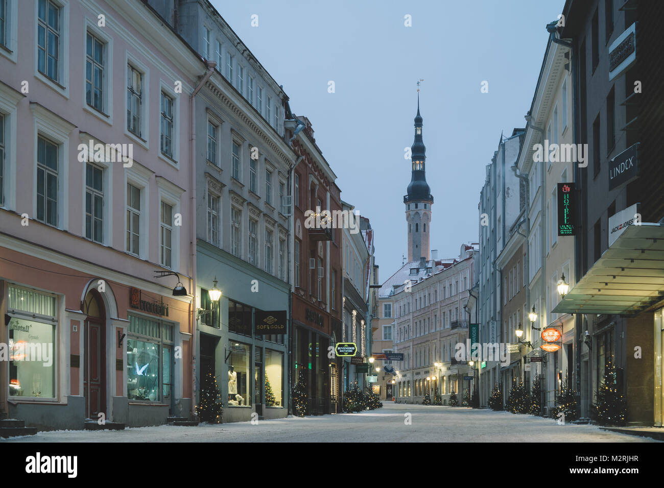 Tallinn, Estland - 7. Januar 2017: Viru Street, der Hauptstraße der Altstadt. Auf dem Hintergrund ist Turm des Rathauses. Altes Tallinn ist Teil der Stockfoto