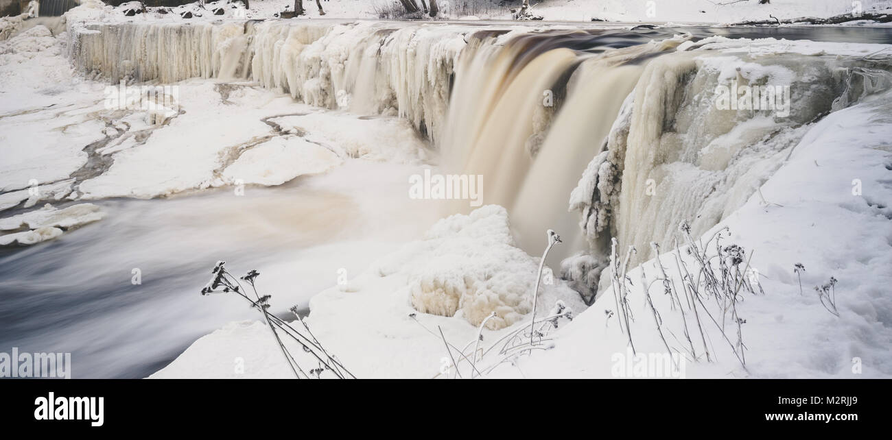 Teilweise Keila-Joa Wasserfall im Winter eingefroren. Lange Belichtung. Harjumaa, Estland Stockfoto