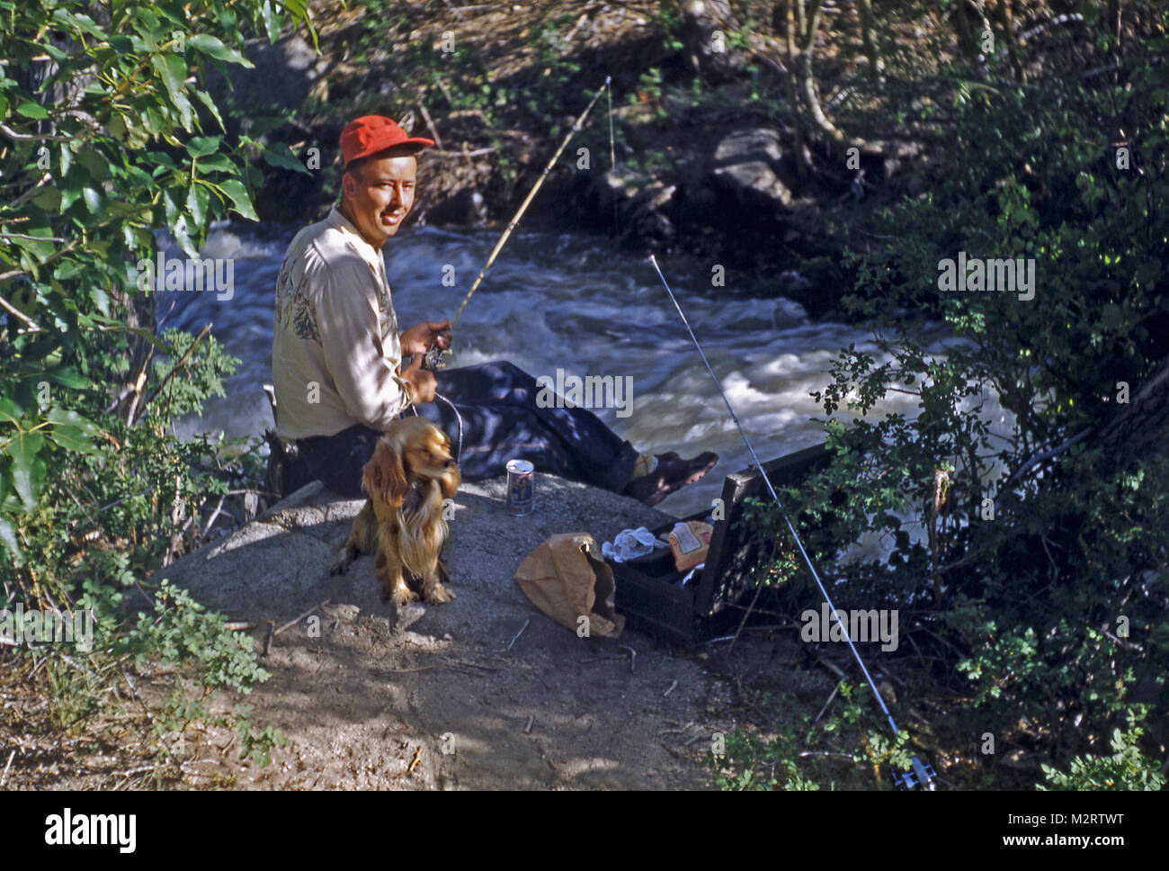 Mann und seinem Hund Angeln, Kalifornien, USA, C. 1950 Stockfoto