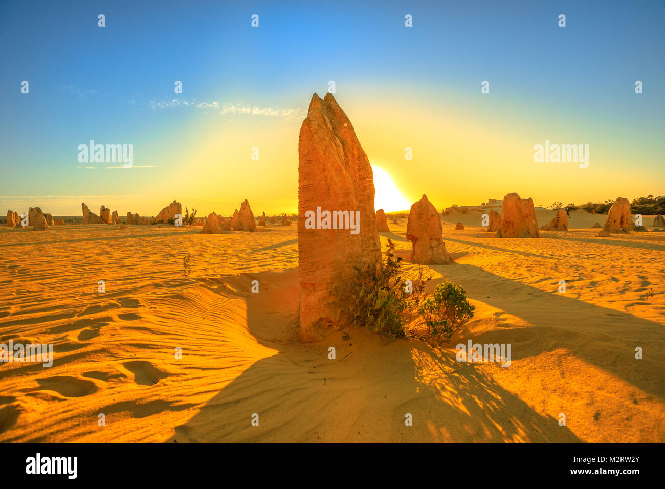 Riesige Kalkstein Bildung von roten Sonnenuntergang beleuchtet. Pinnacles Wüste im Nambung Nationalpark, Western Australia. Während am späten Nachmittag und Sonnen Stockfoto