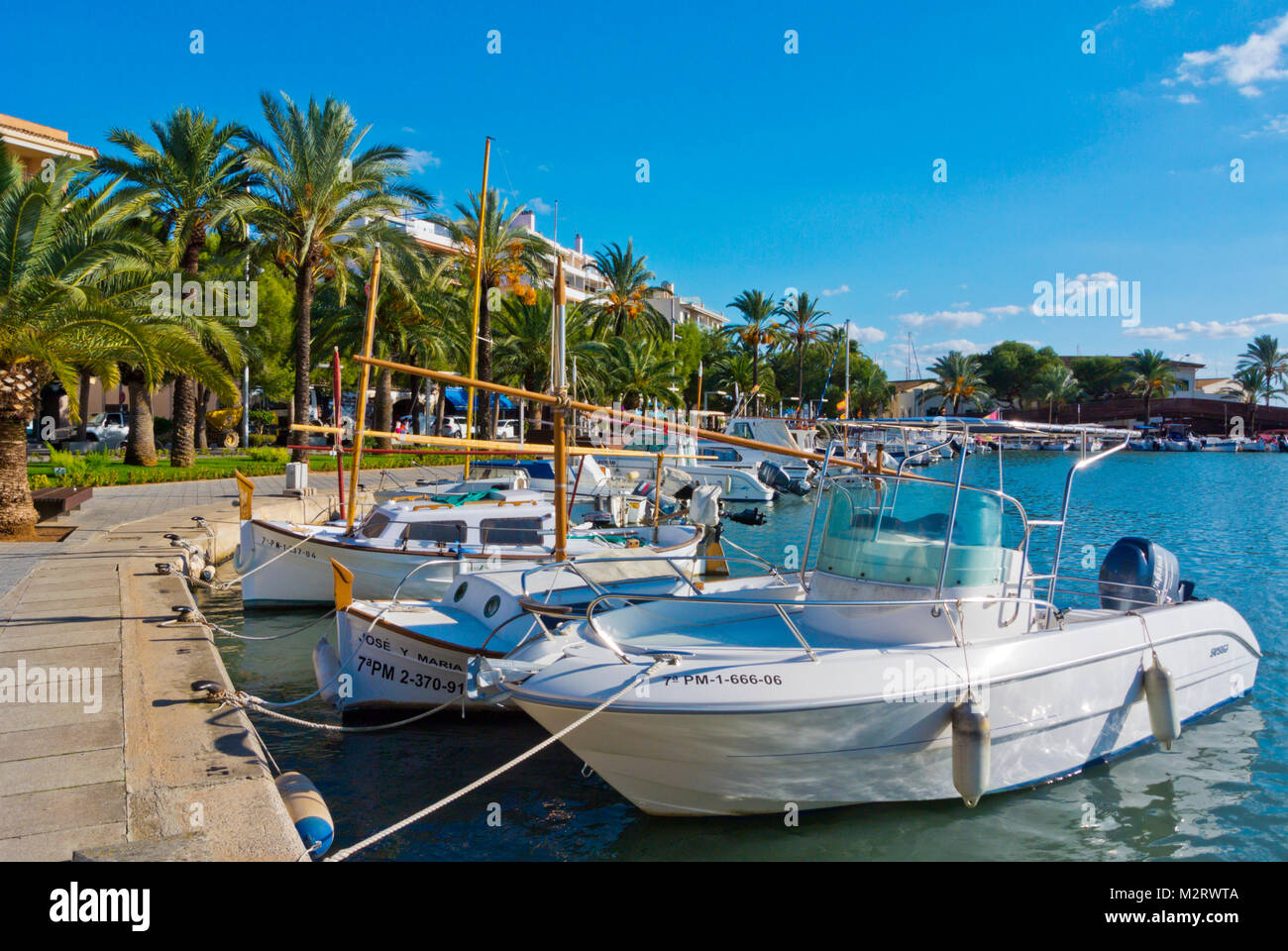 Hafen für private Boote, Passeig Maritim, Paseo Maritimo, harbourside Promenade, Port d'Alcudia, Mallorca, Balearen, Spanien Stockfoto