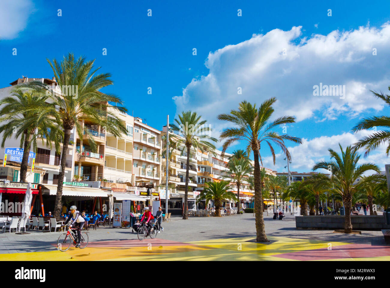 Radfahrer, Passeig Maritim, Paseo Maritimo, harbourside Promenade, Port d'Alcudia, Mallorca, Balearen, Spanien Stockfoto