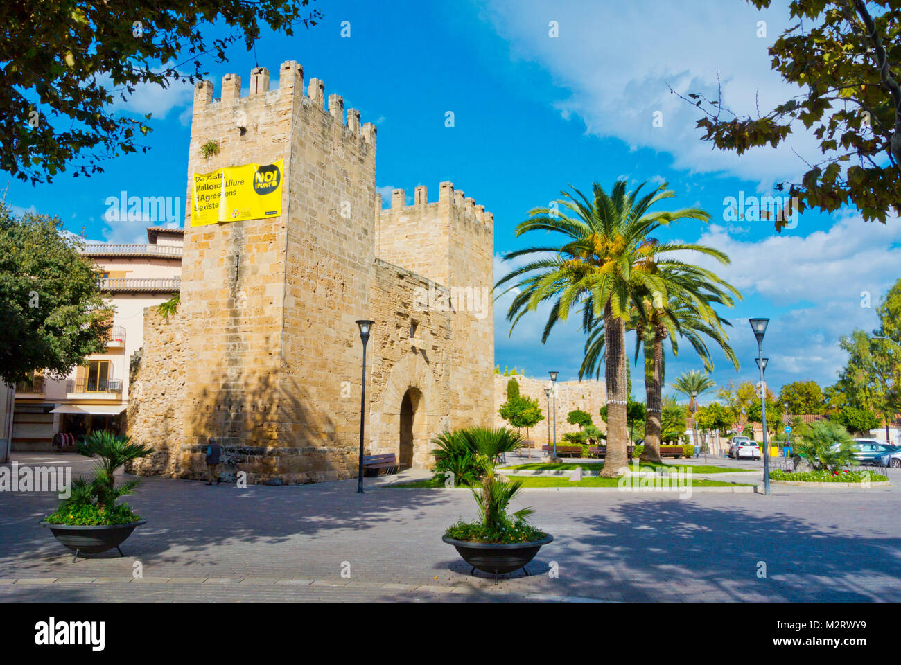 Placa Carles V, mit Porta del Moll, Alcudia, Mallorca, Balearen, Spanien Stockfoto