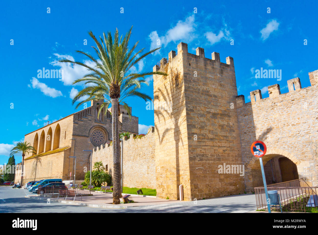 Mittelalterliche Stadtmauer und Sant Jaume, Kirche von Saint James, Alcudia, Mallorca, Balearen, Spanien Stockfoto