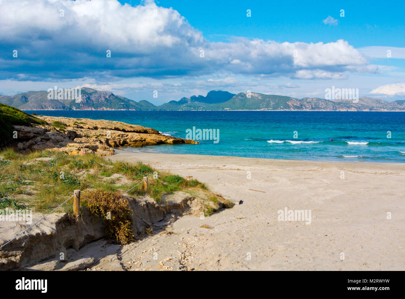 Strand, Platja de Sant Pere, Badia de Pollenca, Bucht von Pollensa, Mallorca, Balearen, Spanien Stockfoto