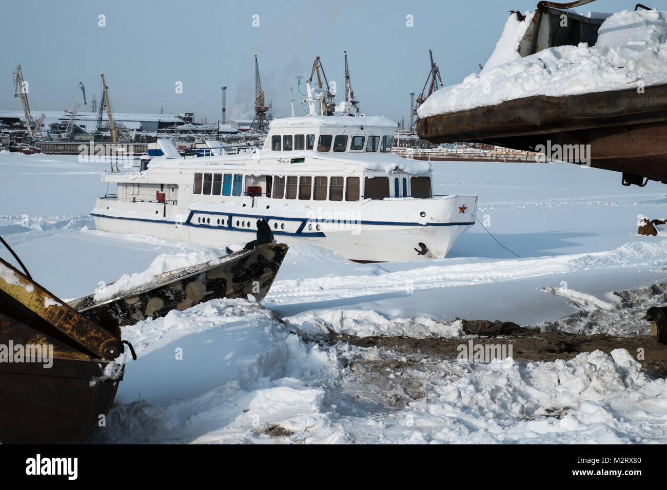 Ein Schiff in einen Hafen auf dem Fluss Lena in Jakutsk gefroren, in Sibirien ist ein wichtiger Hafen an der Lena. Es wird von der Jakutsk Flughafen sowie die s Stockfoto