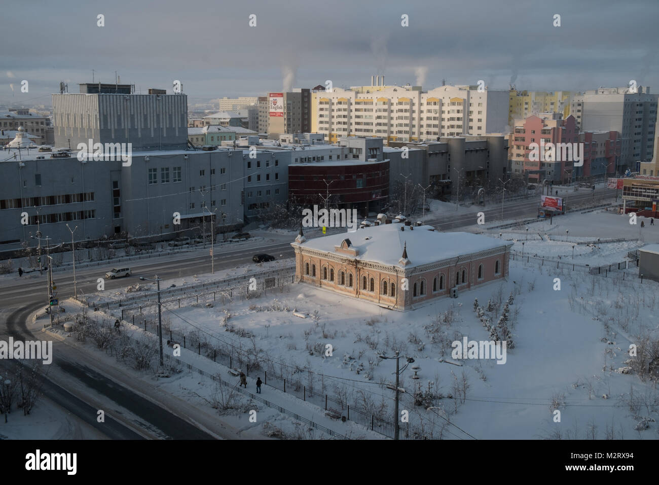 Gebäude in Jakutsk in Sibirien. Jakutsk ist die kälteste Stadt der Welt nach Norilsk, aber Jakutsk sieht kälteren Temperaturen im Winter Stockfoto