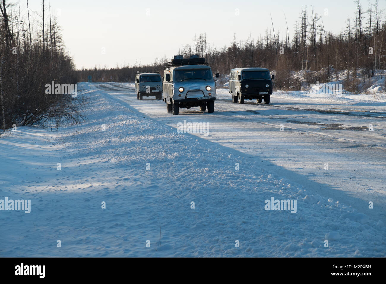 UAZ Transporter fährt die Straße der Knochen in Richtung Magadan in Sibirien. Stockfoto