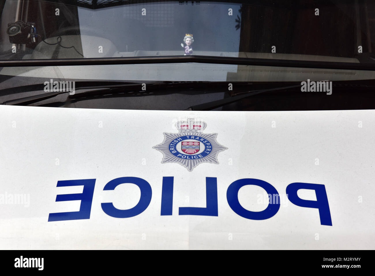 London, Großbritannien. 8. Februar, 2018. Königliche Familie und Monarchie, UK. Ein British Transport Police van außerhalb von London Waterloo Bahnhof mit einem solar Modell der Königin auf dem Armaturenbrett geparkt. Eine amüsante oder lustig und patriotische Bild Unterstützung für die königliche Familie oder Monarchie in eine freche und amüsante Weise. Quelle: Steve Hawkins Fotografie/Alamy leben Nachrichten Stockfoto