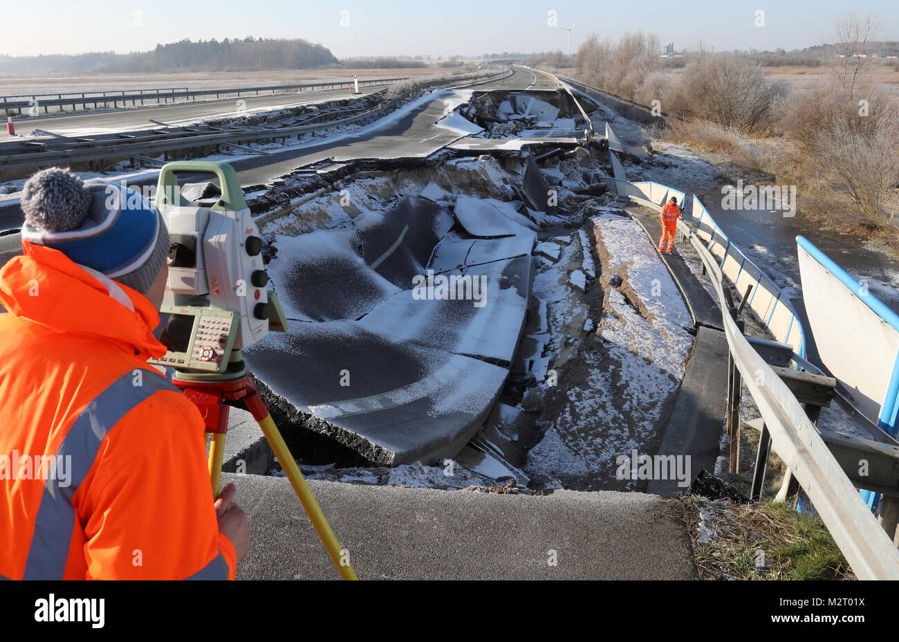 Salchow, Deutschland. 07 Feb, 2018. Sachverständige der Staatlichen Amt für Verkehr und Transport Die sackte Ostsee Autobahn in der Nähe von Tribsees, Deutschland, 07. Februar 2018. Die Sag wird immer größer und größer. Die ursprünglich 40 Meter großes Loch jetzt ist 95 Meter groß, laut dem Bundesministerium für Verkehr auf Anfrage. Quelle: Bernd Wüstneck/dpa/Alamy leben Nachrichten Stockfoto
