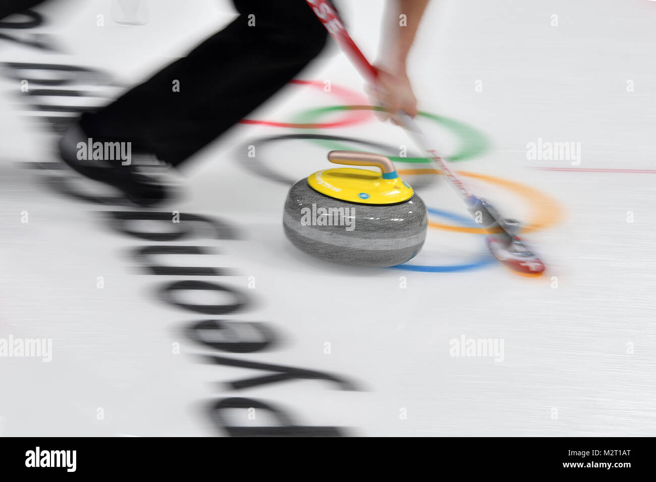 Eisstockschießen Aktion, Detail, Wischer, verwischt, Besen, Stein, vor den Olympischen Ringen, allgemein, Feature, Randmotiv, Curling Mixed Double Round Robin Sitzung 1, Gangneung Curling Center am 08.02.2018, Olympische Winterspiele 2018, vom 09.02. - 25.02.2018 in PyeongChang/Suedkorea. Quelle: dpa Picture alliance/Alamy leben Nachrichten Stockfoto