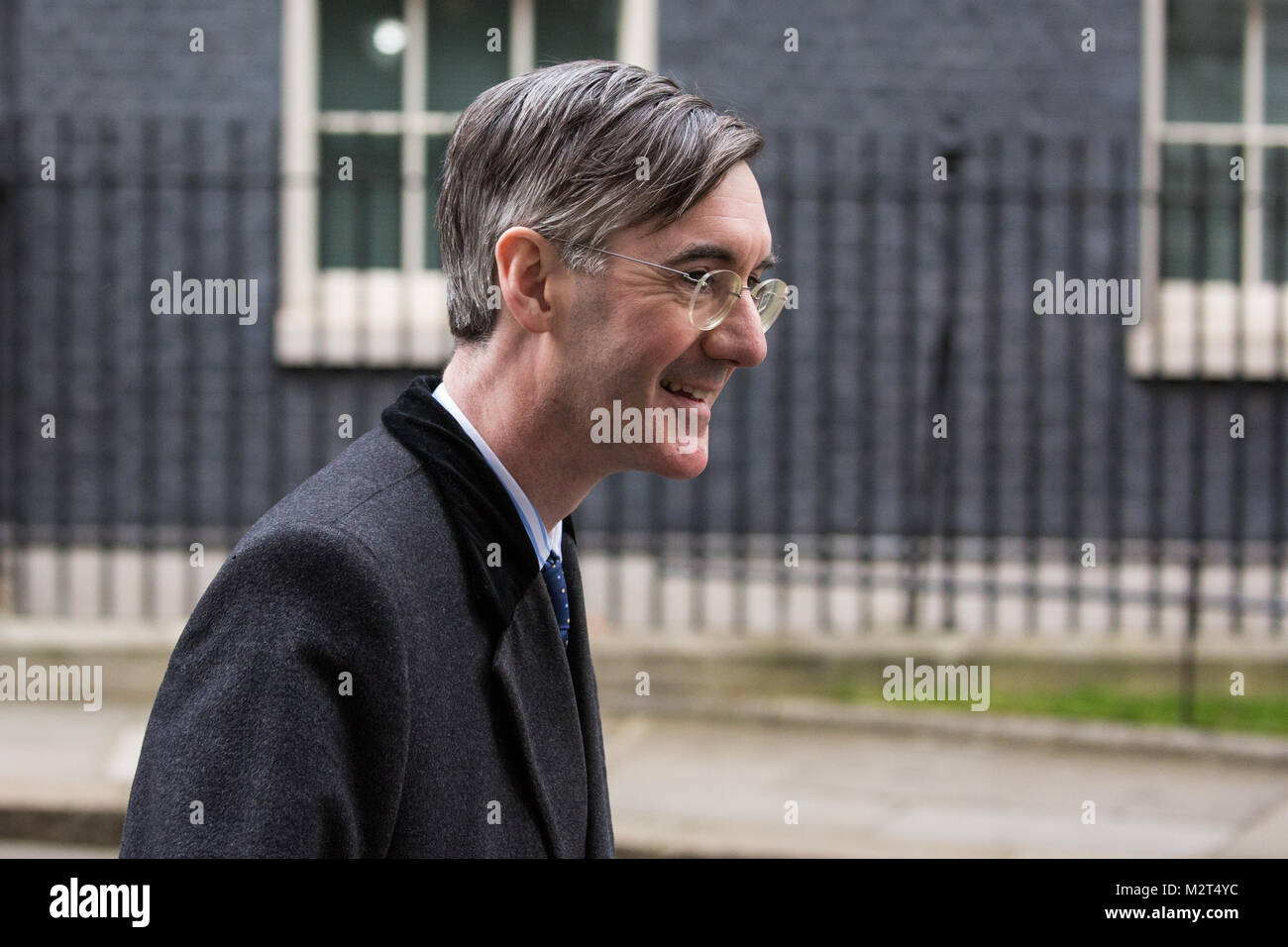 London, Großbritannien. 8. Februar, 2018. Jakob Rees-Mogg, der konservative Abgeordnete für North East Somerset und ein führender Brexiteer, Blätter Downing Street nach Vorlage eine Petition, die von der Daily Express Zeitung zu verlangen, dass die Mittel aus der Entwicklungshilfe budget umgeleitet werden, um zu helfen, die Krise in der NHS Angriff organisiert. Credit: Mark Kerrison/Alamy leben Nachrichten Stockfoto