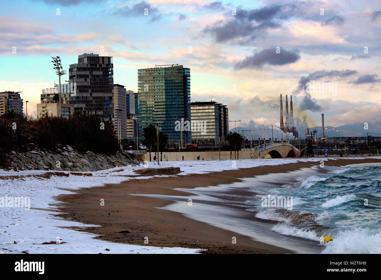 Barcelona Spanien 8 Feb 2018 Der Strand Von Barcelona Mit Schnee Bedeckt Schneefalle An Der Spanischen Kuste Sind Ein Seltenes Meteorologisches Phanomen Quelle Dino Geromella Alamy Leben Nachrichten Stockfotografie Alamy