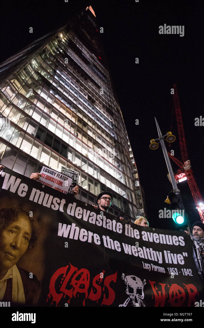 London, Großbritannien. 8. Februar, 2018. Lisa Mckenzie und andere Klasse-Krieg Aktivisten beginnen einen wöchentlichen Protest außerhalb der Shard, nachdem bekannt wurde, dass zehn mehrere Millionen Pfund luxury apartments leer im 72-stöckigen Turm. Klasse Krieg haben für die Obdachlosen in der Lage sein, die leerstehenden Wohnungen zu besetzen. Credit: Mark Kerrison/Alamy leben Nachrichten Stockfoto