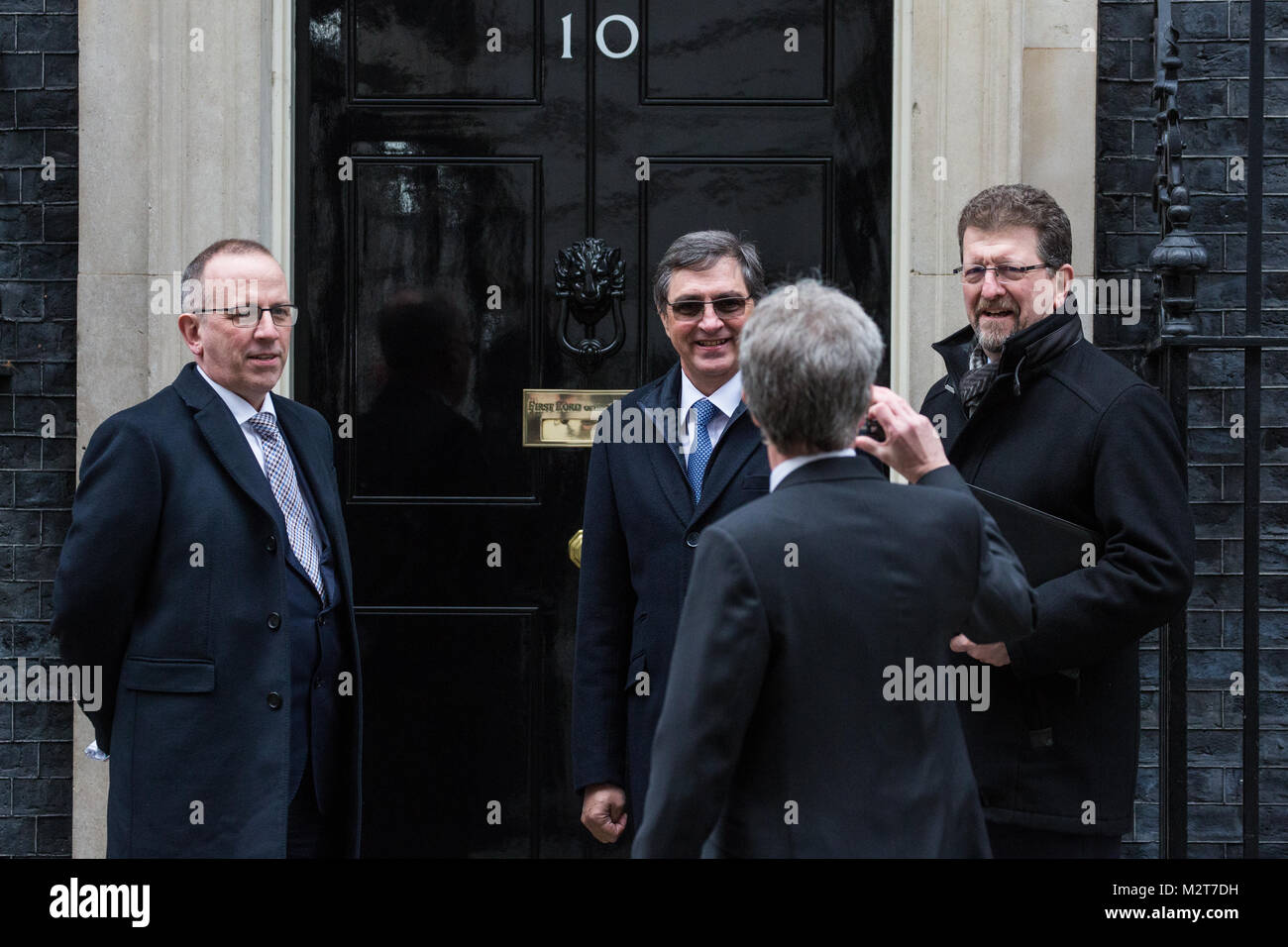 London, Großbritannien. 8. Februar, 2018. Japanische Führungskräfte unter anderem Paul Wilcox (links), EU-Vizepräsident von Nissan, Dr. Johannes Jacobus van Zyl (2. links), Präsident und CEO von Toyota Motor Europe, und Ian Howells (2. rechts), Senior Vice President von Honda, kommen die Gespräche von Ministerpräsident Theresa May, Schatzkanzler Philip Hammond, der Staatssekretär für internationalen Handel Liam Fox und der Staatssekretär für Wirtschaft, Energie und industrielle Strategie Greg Clark Credit: Mark Kerrison/Alamy Leben Nachrichten teilnehmen Stockfoto