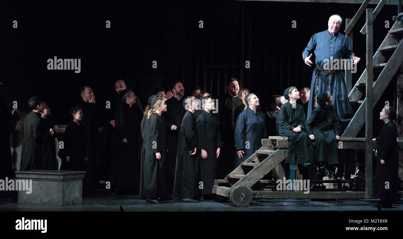 Cardiff, Großbritannien. 7. Feb 2018. Tosca von der Welsh National Opera durchgeführt. Donald Maxwell als Sakristan Credit: Thomas Bowles/Alamy leben Nachrichten Stockfoto