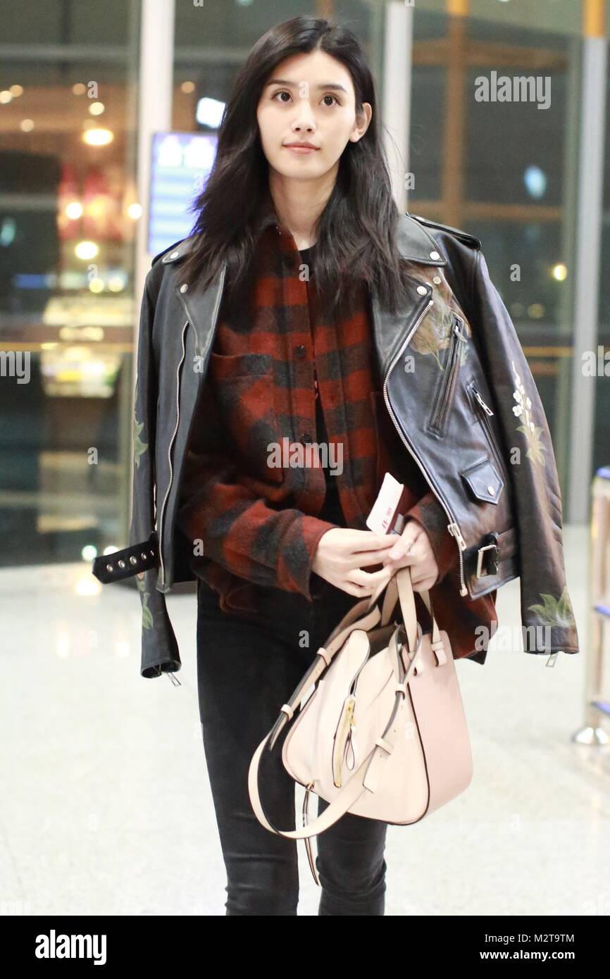 Peking, Peking, China. 8 Feb, 2018. Peking, China - 8. Februar 2018: Chinesische Modell Ming Xi zeigt am Flughafen in Peking. Ming Xi oder Xi Mengyao ist eine chinesische fashion model. Ihre professionelle Modellierung Karriere begann im Jahr 2009, nachdem Sie ein TV-Wettbewerb teil. Ihre internationale Modellierung Karriere im Jahr 2011, nachdem sie ihr gingen erste bekannte Landebahn Debüt für Givenchy Haute Frühjahr zeigen. Im gleichen Jahr, Ming Xi modelliert die Givenchy ready-to-wear-Kollektion und erschien als das Gesicht von GivenchyÃ¢â'¬â"¢s FallWinter Werbung Werbekampagne. Ming Xi modelliert auch für Victoria's Stockfoto