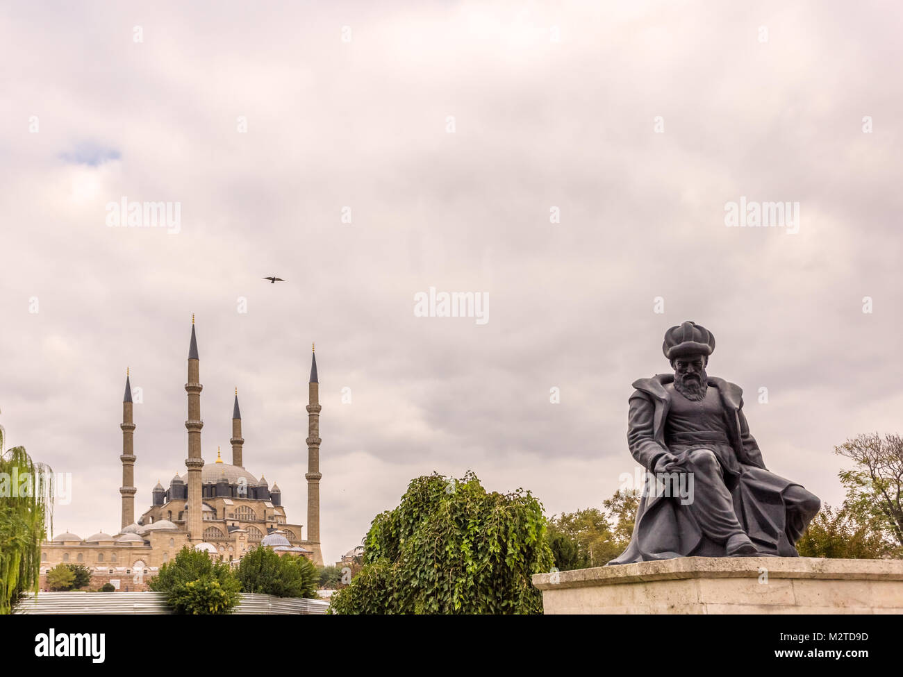 Mit blauem Himmel, Außenansicht der Selimiye Moschee und die Statue von Meister osmanischen Architekten Sinan im Vordergrund in Edirne, Türkei. vom 17. Oktober 2015 Stockfoto