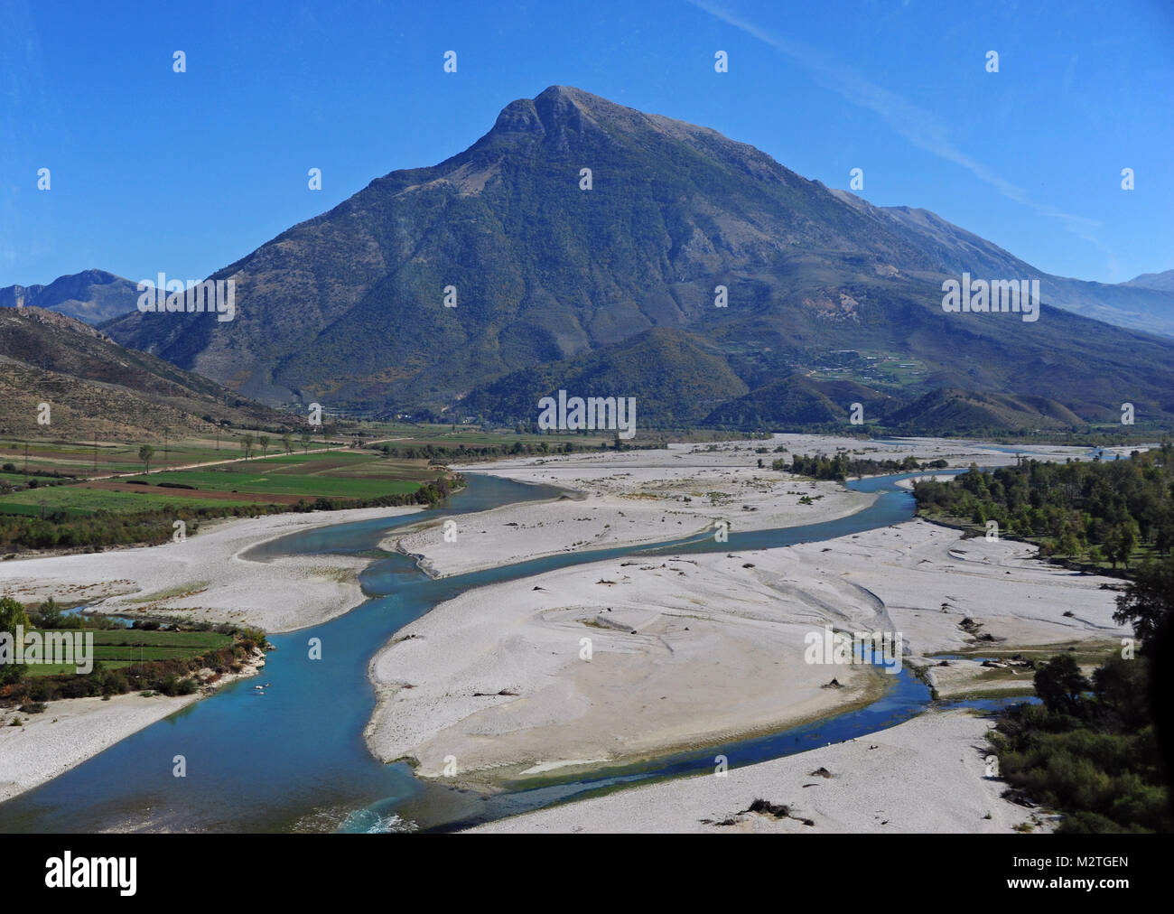 Der Fluss Vjosa (Grenzfluss mit Griechenland) - einer der letzten wilden Flüsse Europas - mit einem natürlichen Flusslauf und einem breiten Kies Bar, dargestellt am 16.10.2017. Foto: Reinhard Kaufhold | Verwendung weltweit Stockfoto
