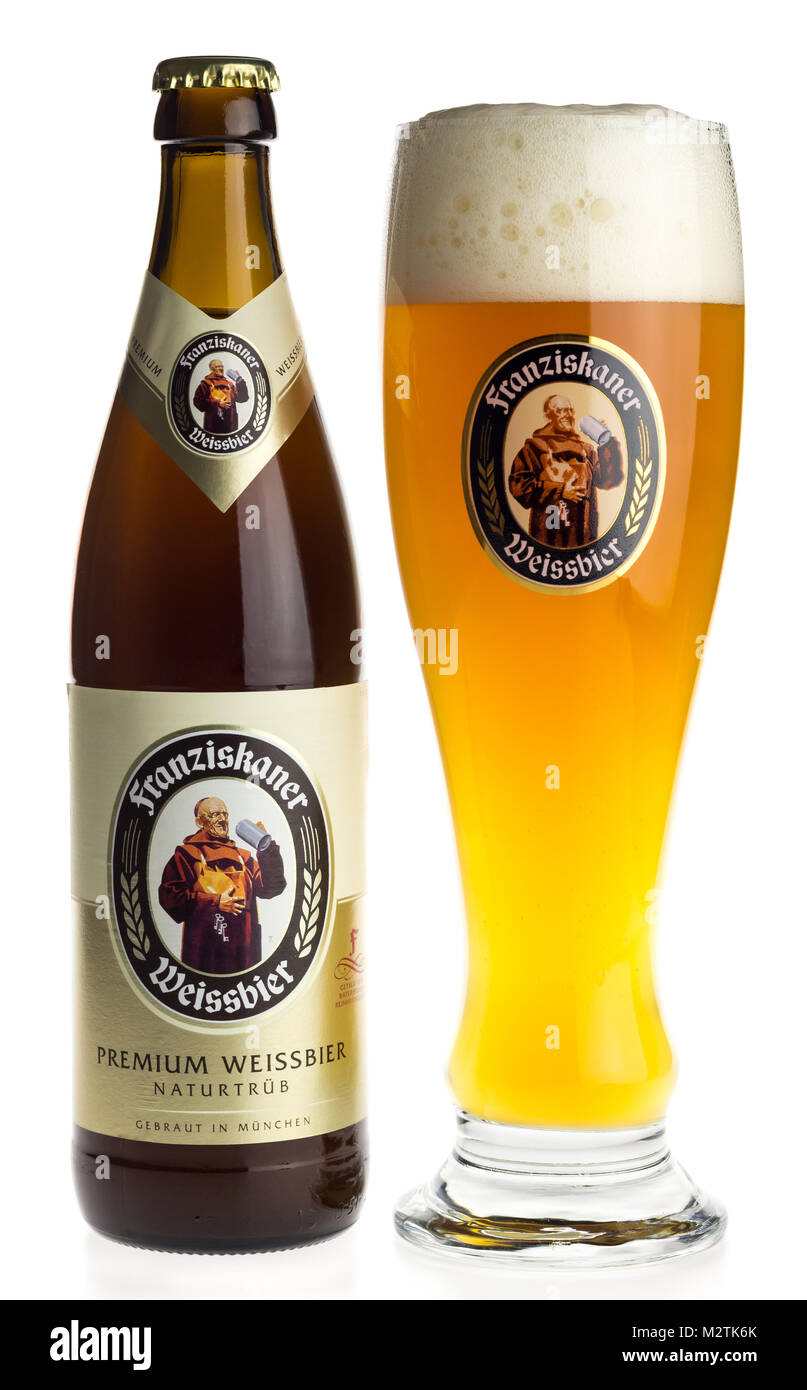 Flasche und Glas der Deutschen Franziskaner Weißbier auf weißem Hintergrund  Stockfotografie - Alamy