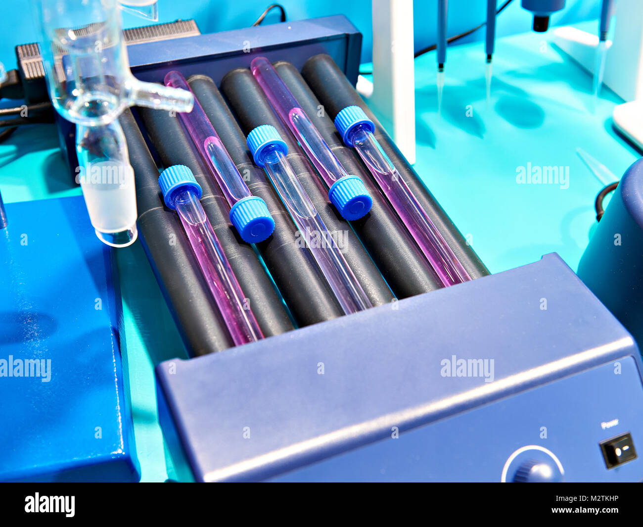 Digitale Rohr Rolle mit variabler Drehzahl im chemischen Labor Stockfoto