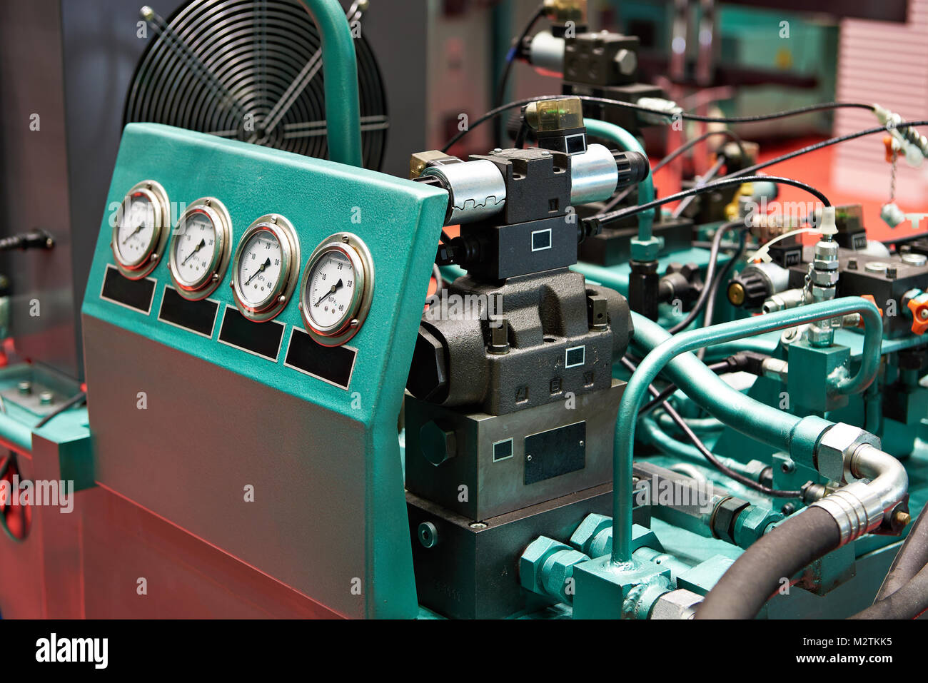 Hydraulische Aggregate für die einzelnen Antrieb der Arbeitsorgane von hydraulischen Pressen Stockfoto