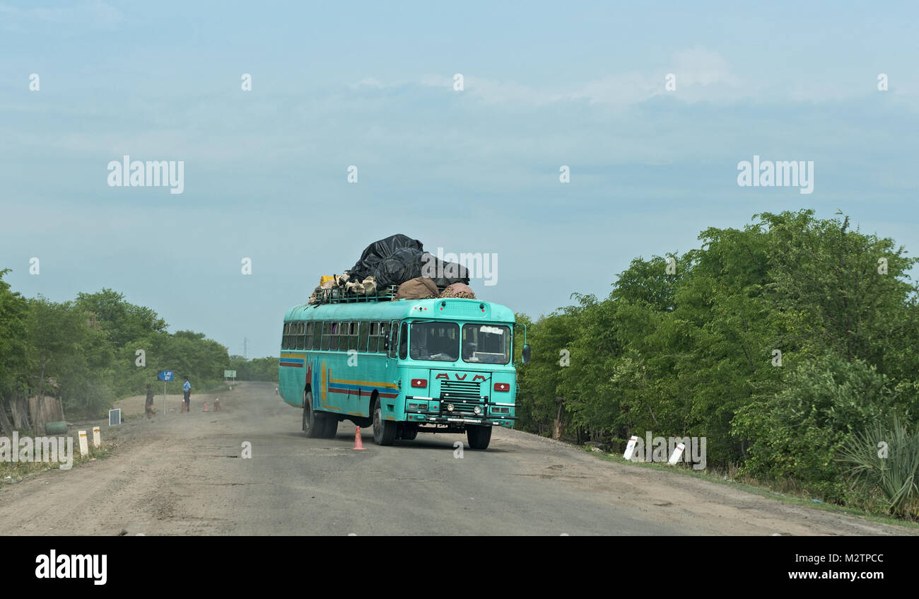 Bus auf dem M10-Straße zwischen Kazungula und Sesheke im südlichen Sambia parallel zu den Zambezi Fluss Stockfoto