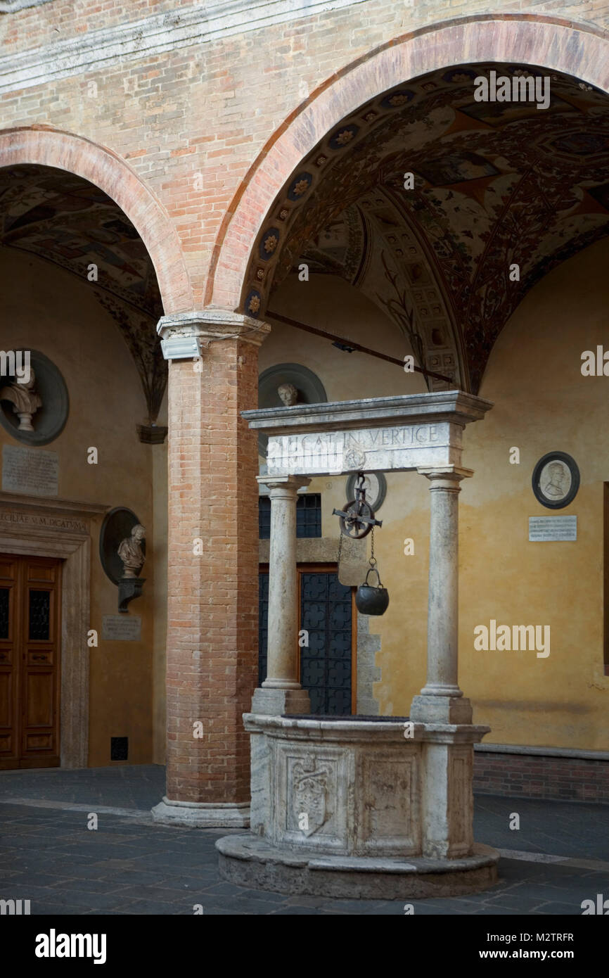 Ein alter Brunnen im Innenhof des Palazzo Chigi-Saracini, Siena, Toskana, Italien Stockfoto