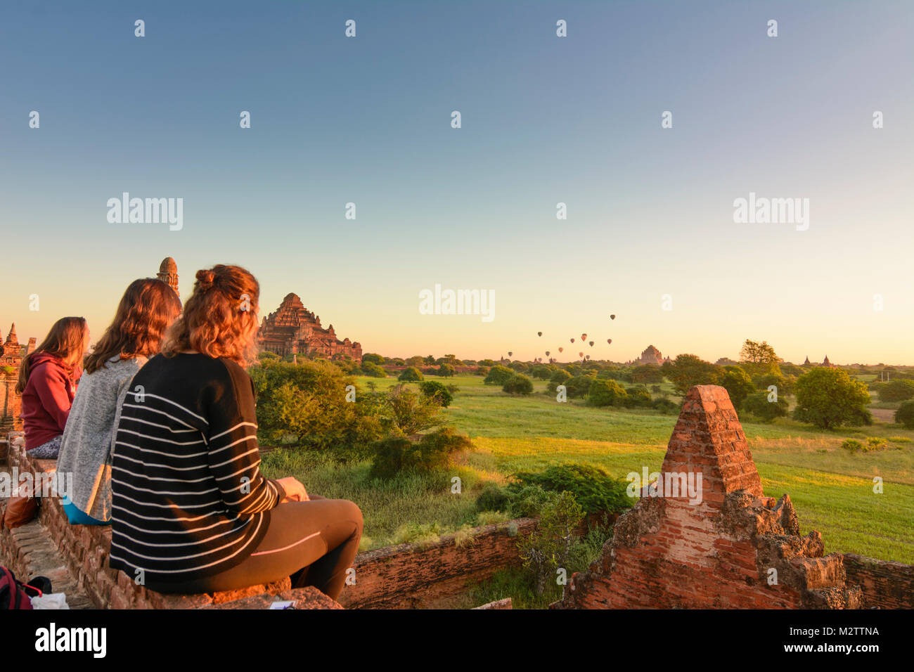 Bagan: Blick vom Tempel Taung Guni Paya, Touristen beobachten, Sonnenaufgang, Dhammayangyi Tempel, Tempeln, Stupas, Luftballons, Region, Mandalay, Myanmar (Birma) Stockfoto