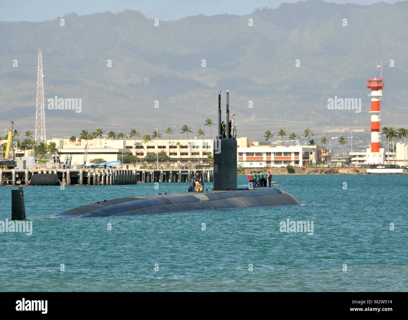 120222-N-ZO 232-018 JOINT BASE Pearl Harbor - HICKAM, Hawaii (Feb. 22, 2012) der Los Angeles-Klasse U-Boot USS Columbus (SSN 762) Abfahrt Joint Base Pearl Harbor-Hickam für einen geplanten sechsmonatigen Einsatz der westlichen pazifischen Region. Columbus ist das einundfünfzigste Los Angeles-Klasse U-Boot und dem 12 verbesserte Version dieser Klasse, die mit einem vertikalen Start System für Tomahawk Cruise Missiles und eine verbesserte Rumpfdesign für unter-Eis. (U.S. Marine Foto von Chief Mass Communication Specialist Josh Thompson/Freigegeben) USS Columbus fährt Joint Base Pearl Harbor-Hickam durch # PACO Stockfoto