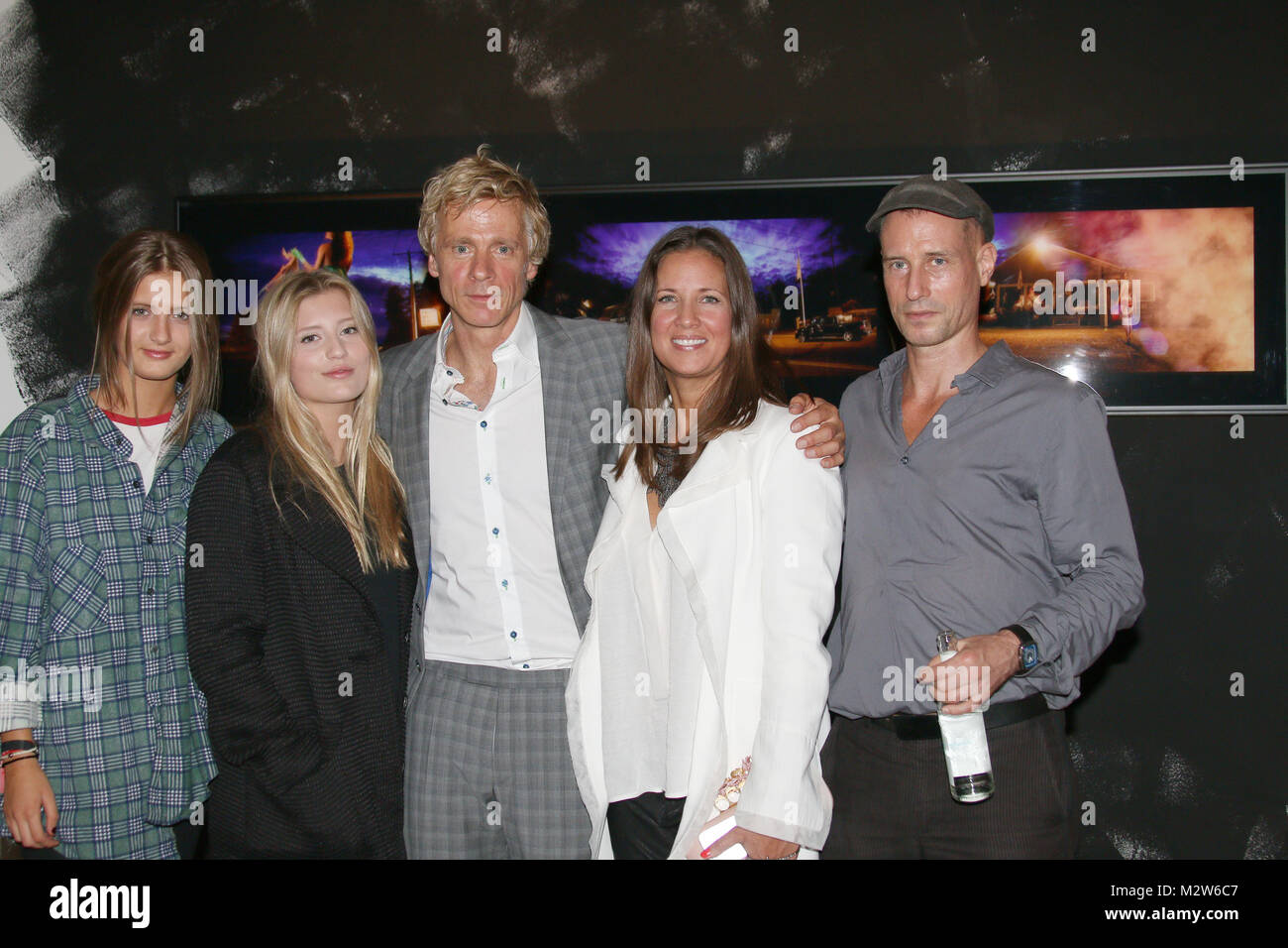 Luna Schweiger, Dana Schweiger, Lilli Camille Schweiger und Nik Schweiger (der kleine Bruder von Til) und Kuenstler Ali Eckert, 24.00 Uhr Kunst Party im Kloeppelhaus am Roedingsmarkt, Hamburg, 12.09.2014 Stockfoto