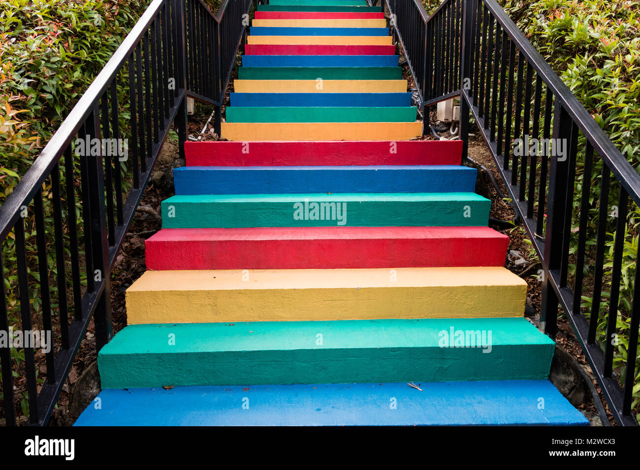Treppen in Regenbogenfarben Hintergrund gemalt Stockfoto