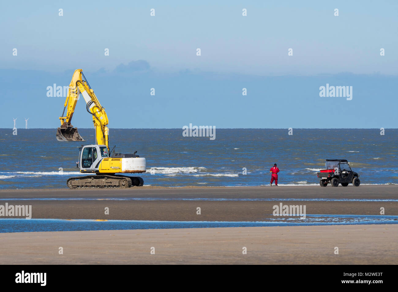 ADEDE Suchen & Recovery Team für Deutsche WWII Minen und Blindgängern auf Strand zwischen Wenduine und De Haan, West-Flandern, Belgien suchen Stockfoto