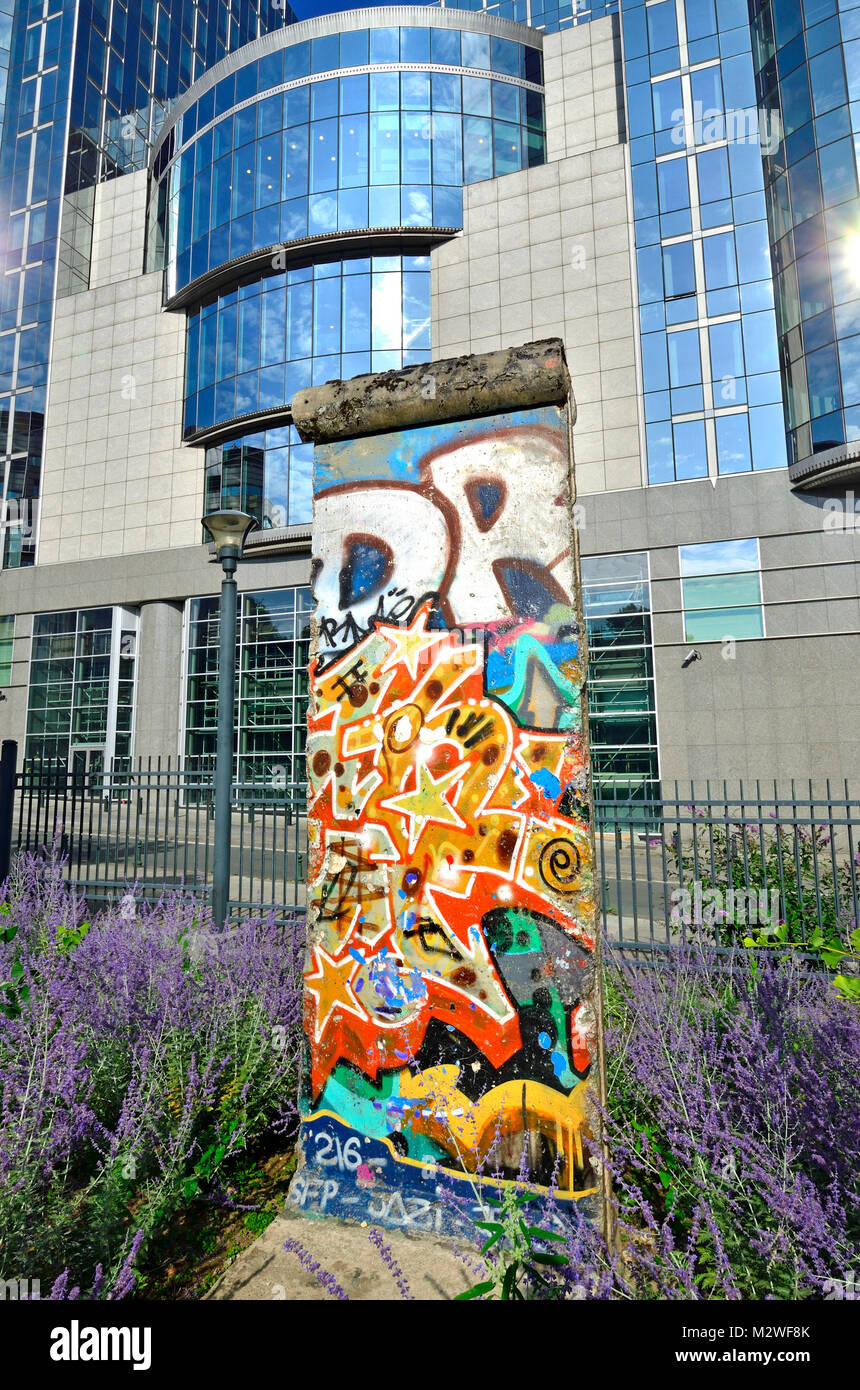 Brüssel, Belgien. Gebäude des Europäischen Parlaments - Ein Teil der Berliner Mauer auf der Anzeige Stockfoto