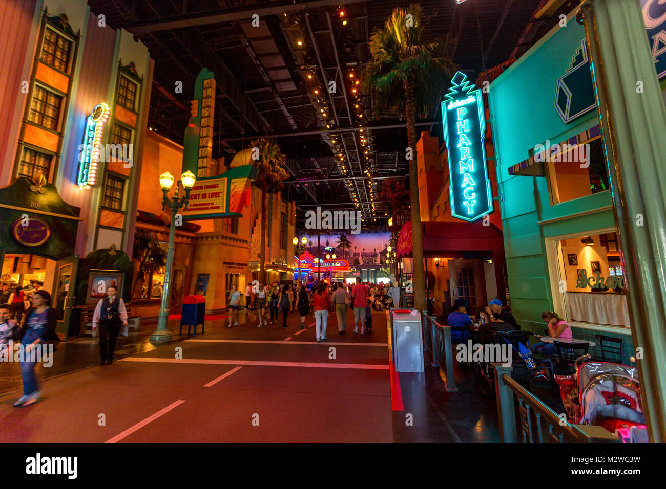 PARIS, Frankreich, 11. JUNI 2014: Vergnügungspark Disneyland in Abend Stockfoto