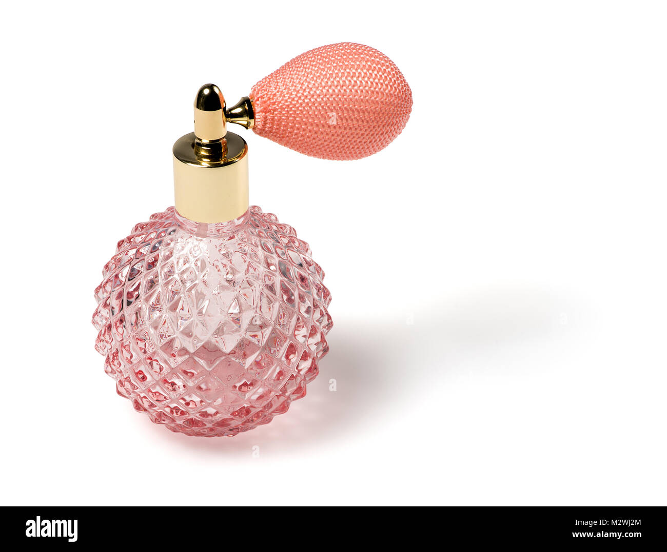 Runde rosa geschliffenes Glas Parfüm Flasche mit einem Zerstäuber Spray auf  einen weißen Hintergrund mit Schatten Stockfotografie - Alamy