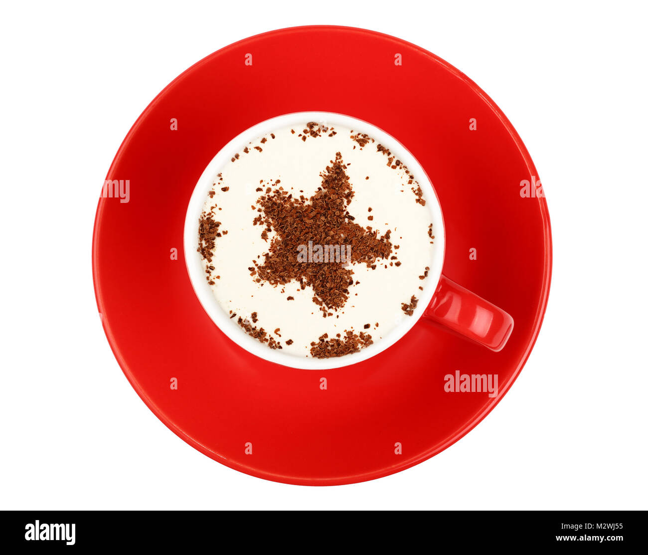 Nahaufnahme einer Latte Cappuccino mit sternförmigen Schokolade Milch topping in rot Tasse mit Untertasse auf weißem Hintergrund, erhöhte Ansicht von oben, d Stockfoto