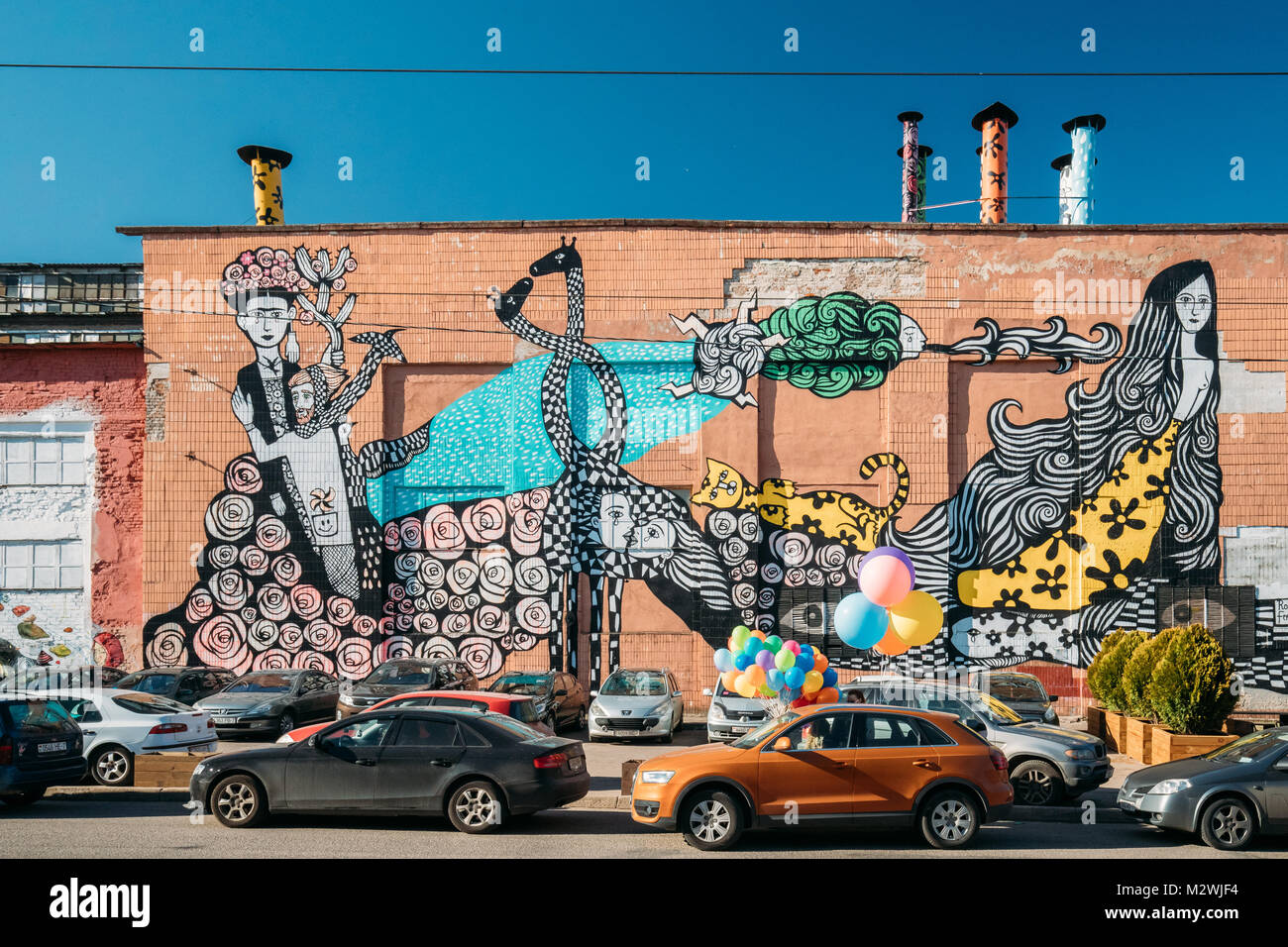 Minsk, Weißrussland. Graffiti oder Wandmalereien von Rogerio Fernandes Street Art Künstler auf Gebäude. Frida Kahlo und Vincent Van Gogh fliegen in die Luft, Schwarz und Weiß Stockfoto