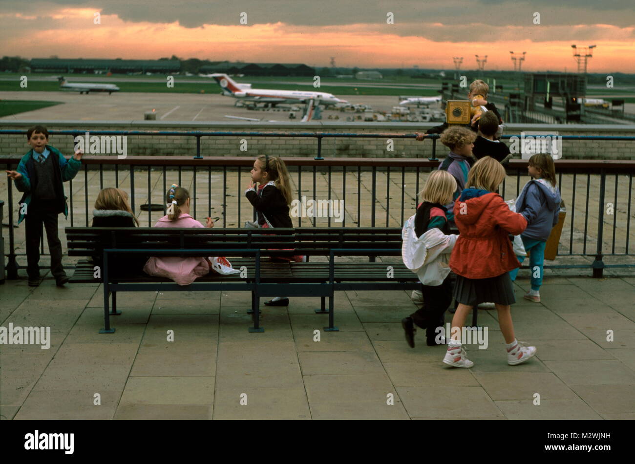 AJAXNETPHOTO. 1992. MANCHESTER, England. - Am Flughafen - EINE GRUPPE VON KINDERN beobachtet. Foto: Jonathan Eastland/AJAX REF: 71507 071 Stockfoto