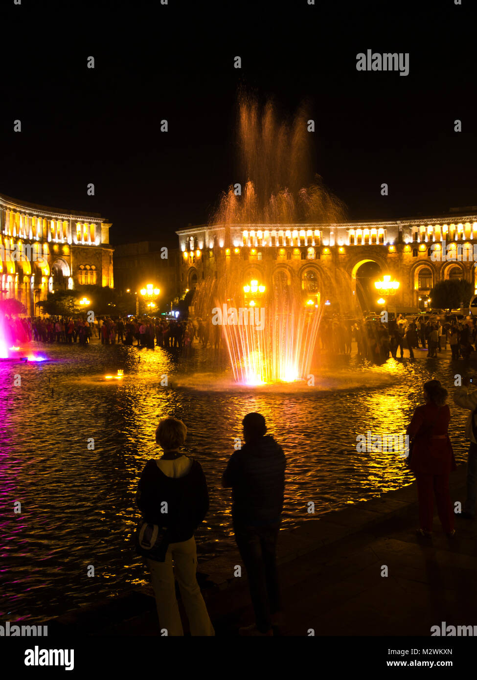 Der Platz der Republik in Eriwan Armenien in der Nacht mit einem musikalischen Fontäne, auch als Springbrunnen mit wechselnden Licht und Wasser Stockfoto