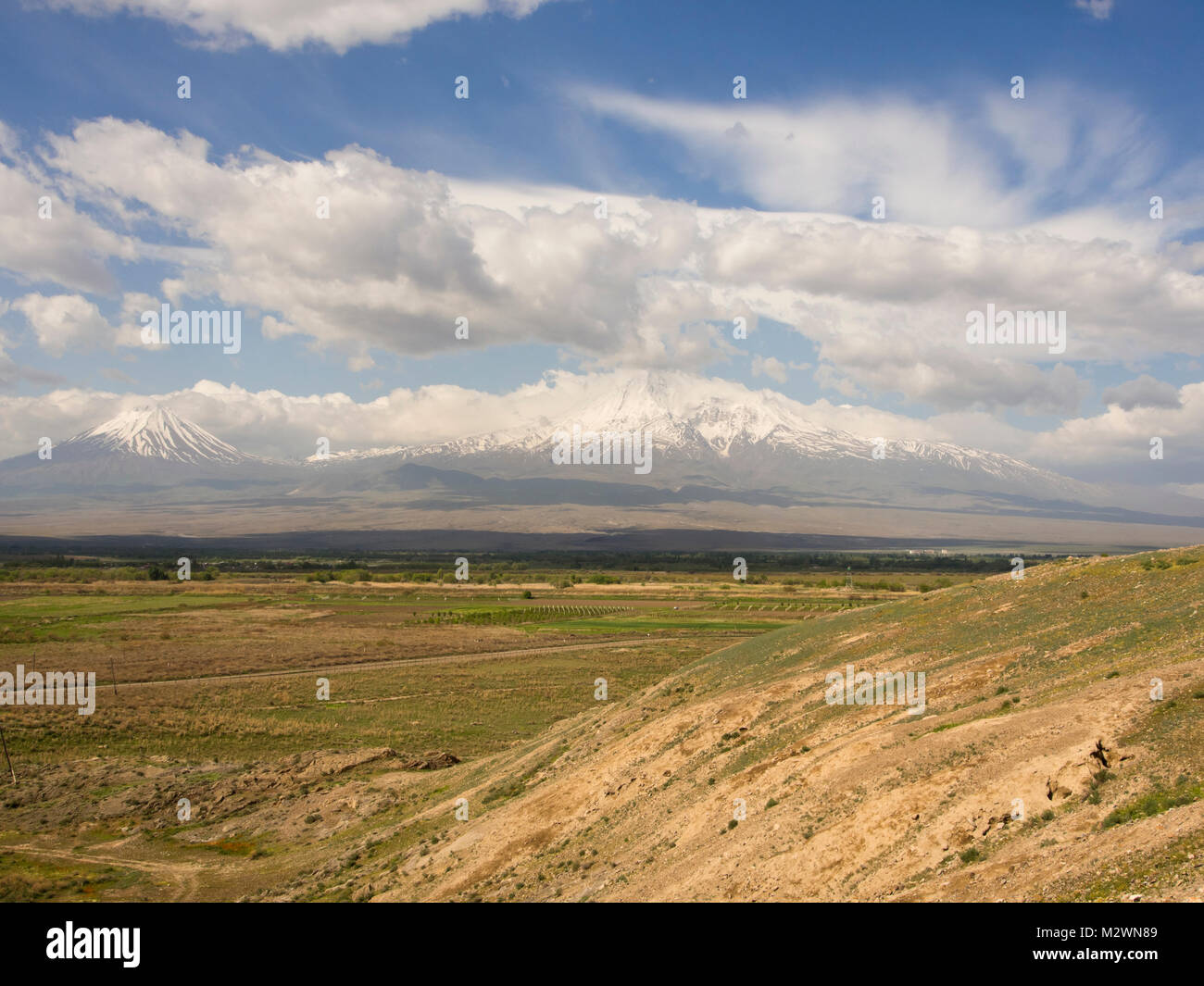 Felder auf der armenisch-türkischen Grenze mit dem Berg Ararat im Hintergrund, aus dem das Kloster Khor Virap genommen Stockfoto