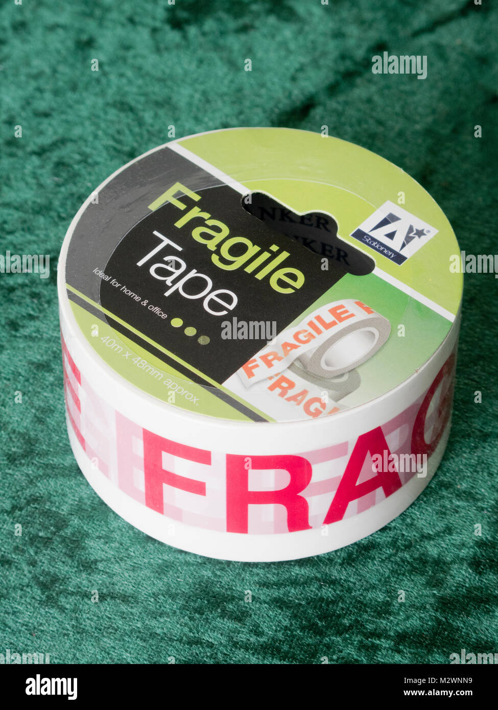 Rolle der Klebende Fragile Packband Stockfoto