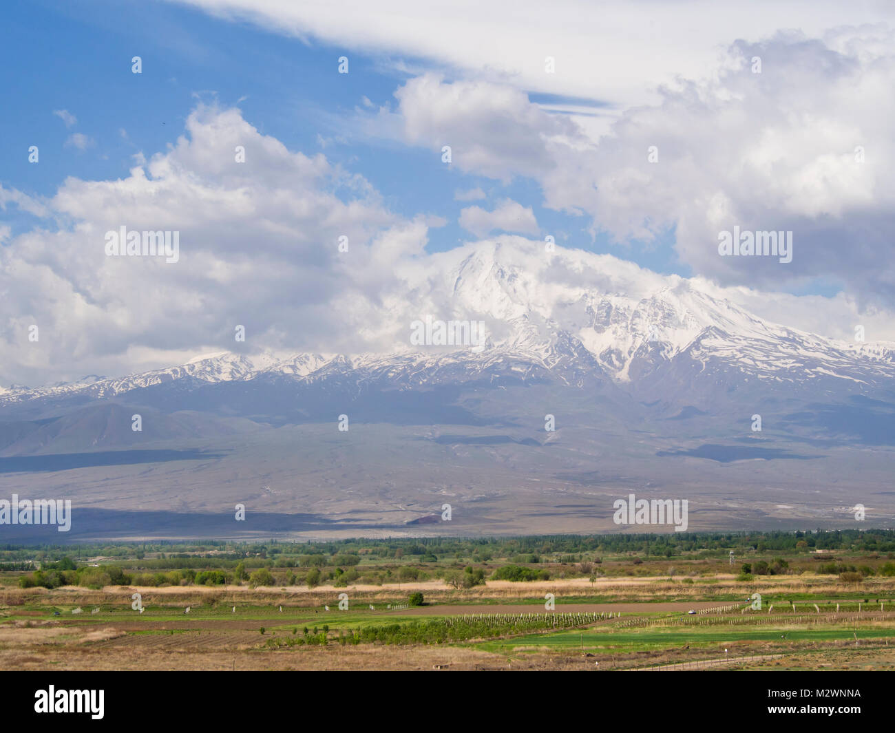 Felder auf der armenisch-türkischen Grenze mit dem Berg Ararat im Hintergrund, aus dem das Kloster Khor Virap genommen Stockfoto